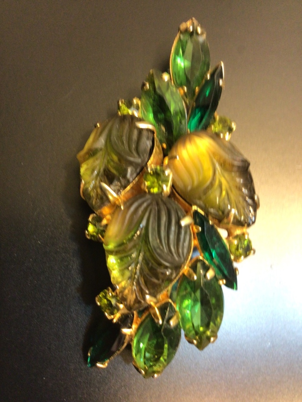 Vintage Green Molded Givre Glass Rhinestone Brooch Goldtone Metal - Picture 15 of 16